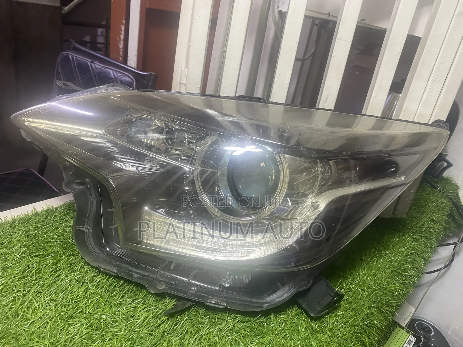 Headlight Toyota Ractis 2015 Xenon