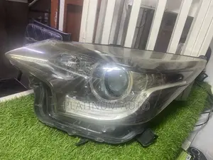 Headlight Toyota Ractis 2015 Xenon