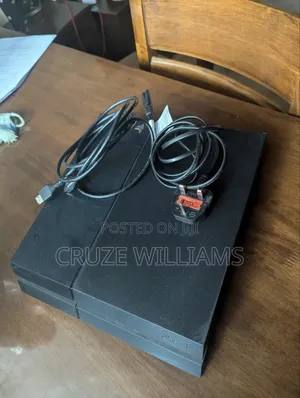 Playstation 4 .Comes With Controller and Installed Games Cables