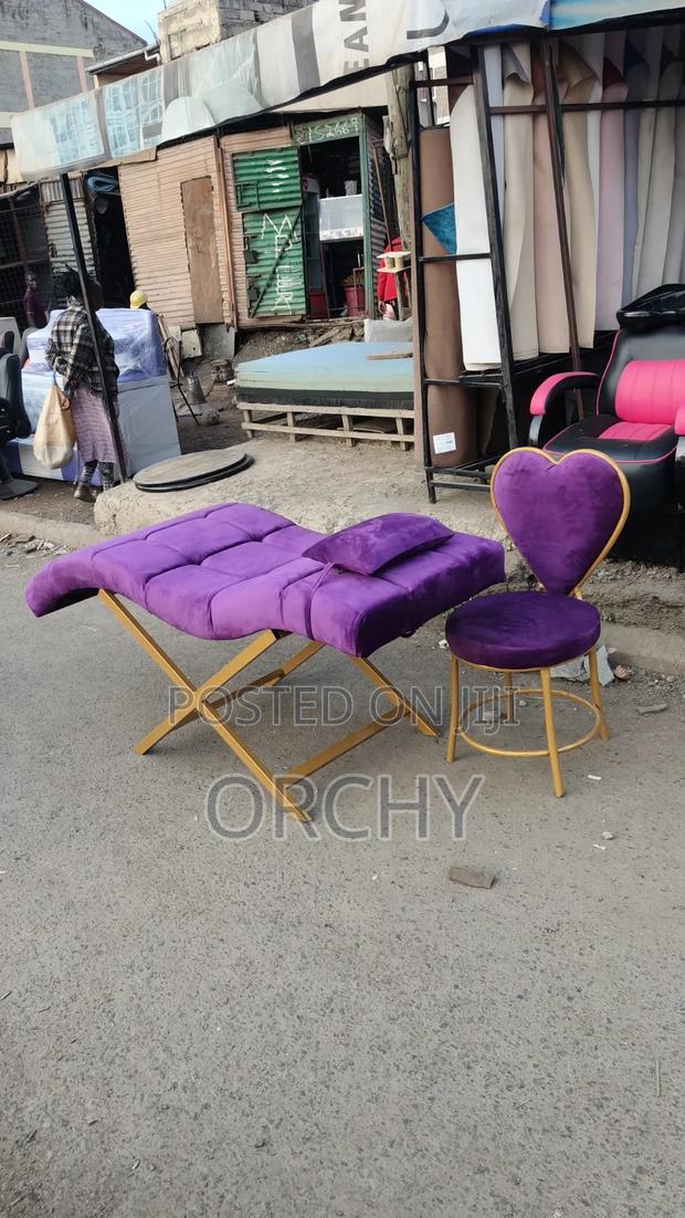 Lashbed and Stool - main view
