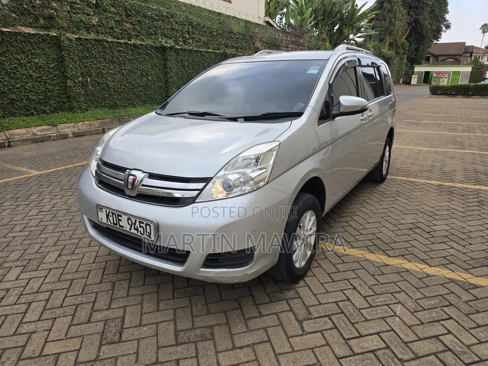 Toyota ISIS 2014 Silver