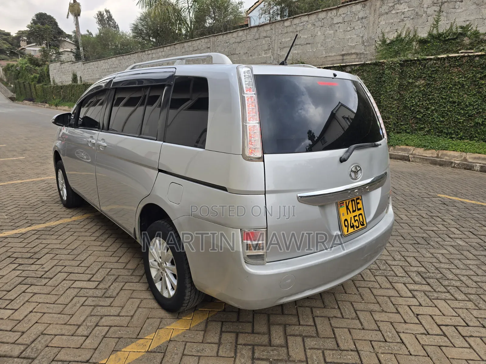 Toyota ISIS 2014 Silver