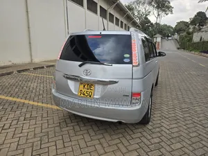 Toyota ISIS 2014 Silver