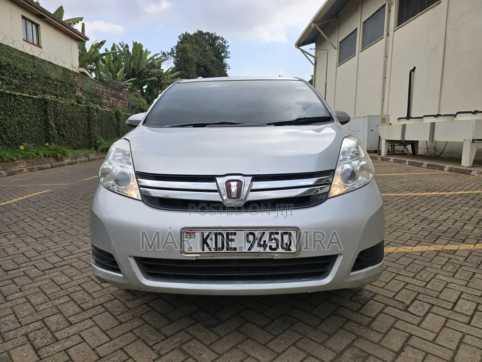 Toyota ISIS 2014 Silver