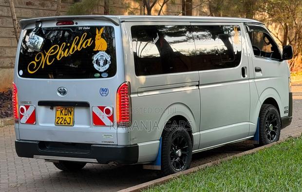 Toyota HiAce 2016 Silver - thumbnail 4