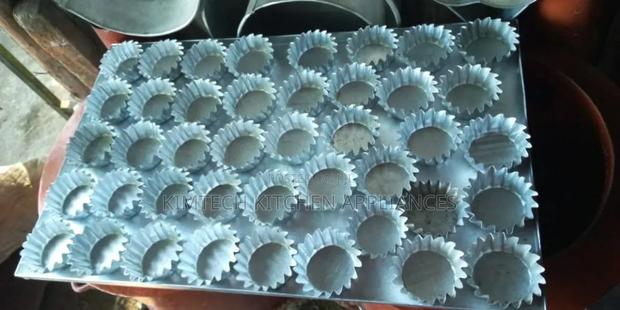 Queen Cake Tins - main view