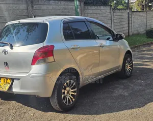 Toyota Vitz 2009 Silver