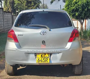 Toyota Vitz 2009 Silver