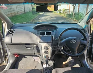 Toyota Vitz 2009 Silver