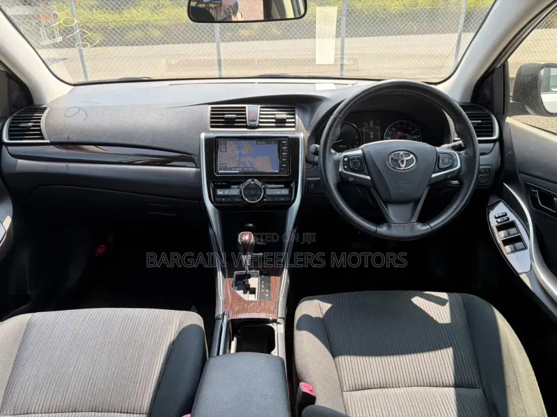 Toyota Premio 2019 Silver
