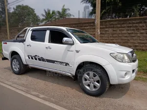 Toyota Hilux 2012 White