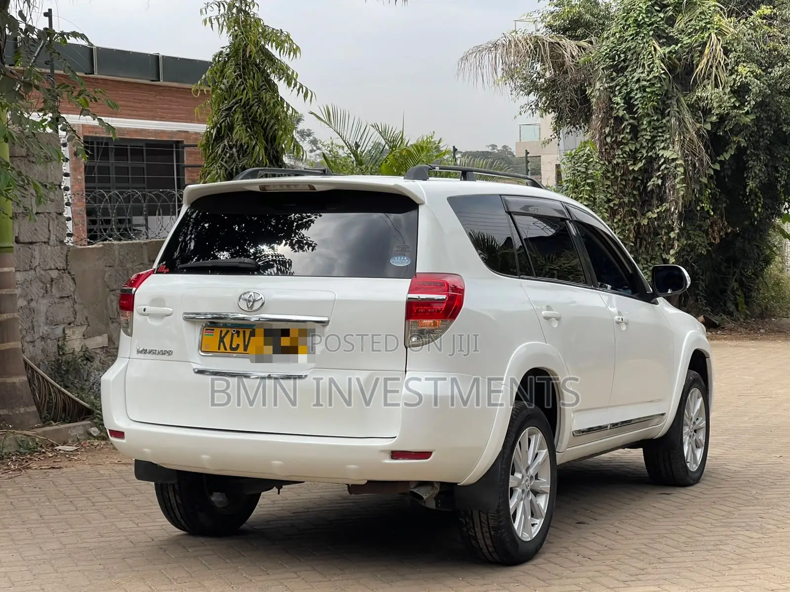 Toyota Vanguard 2012 White