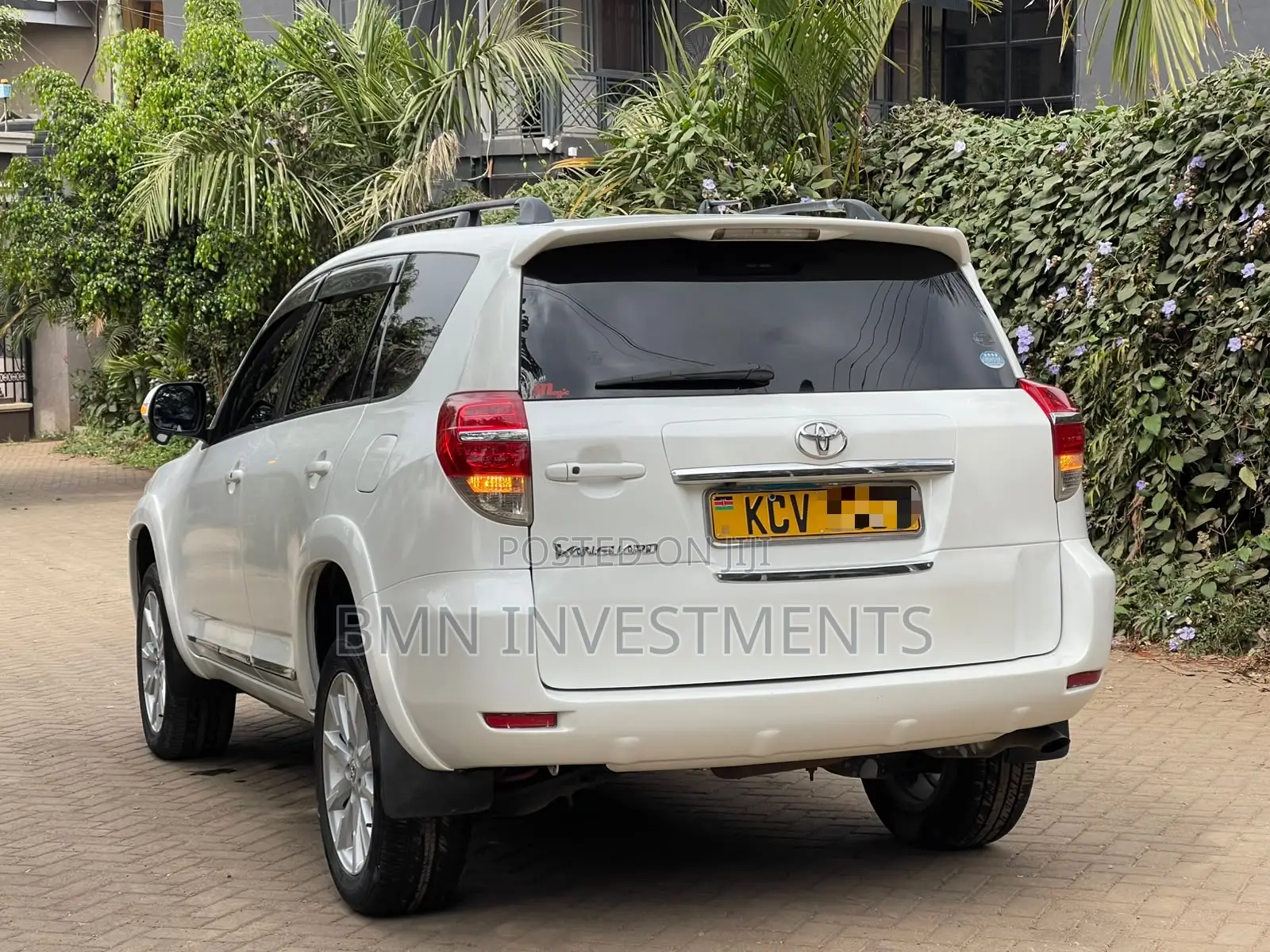 Toyota Vanguard 2012 White