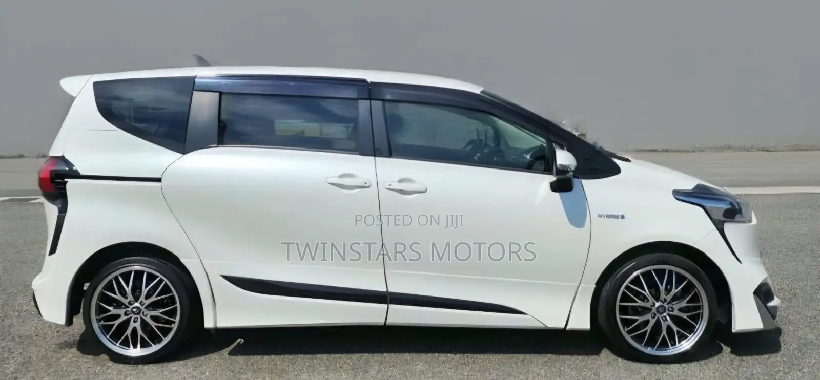 Toyota Sienta 1.5 Hybrid FWD 2019 White