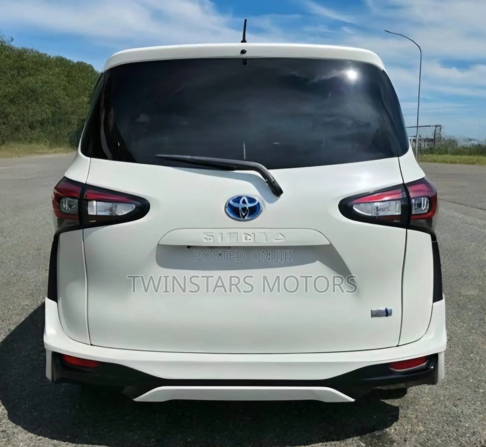 Toyota Sienta 1.5 Hybrid FWD 2019 White