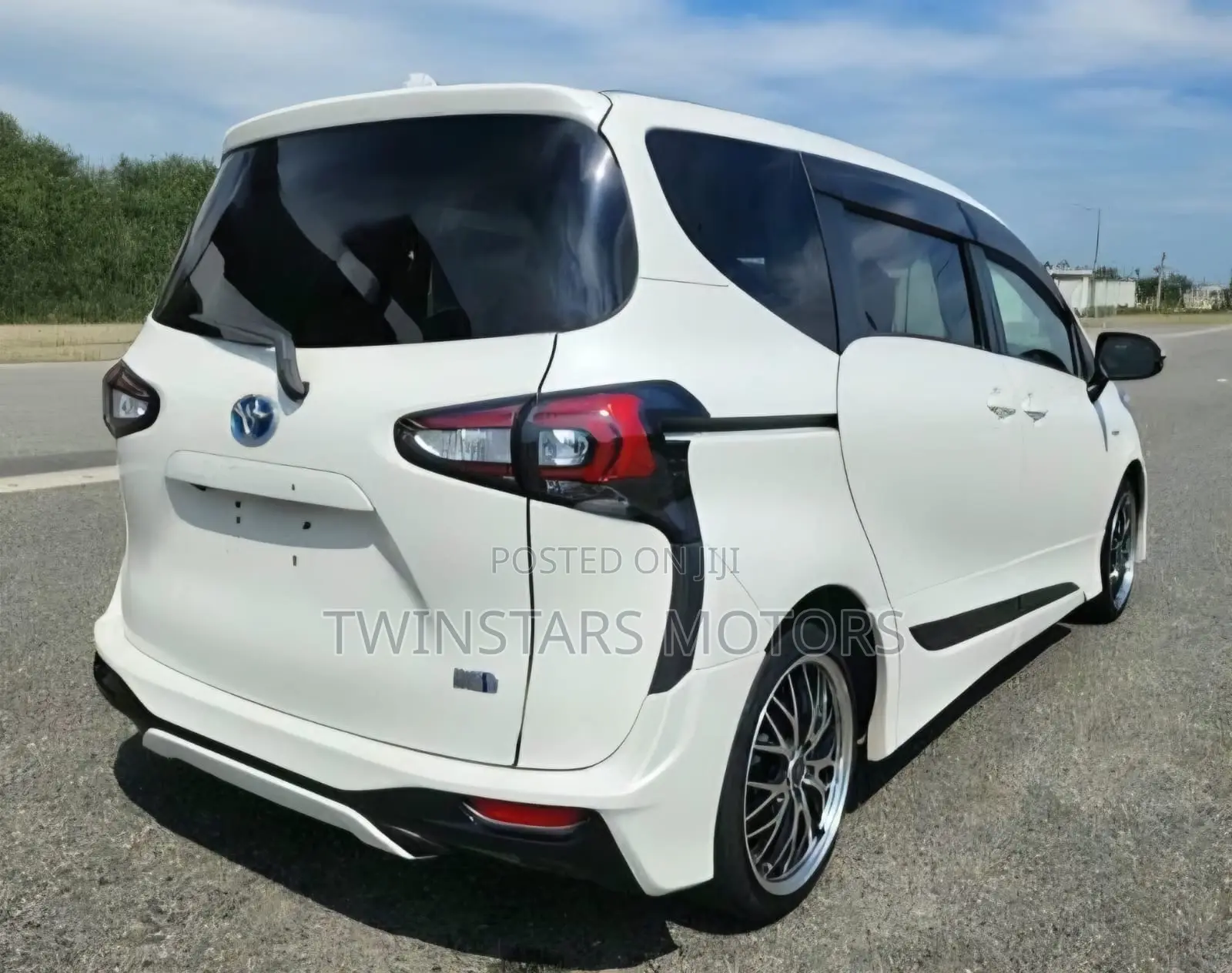 Toyota Sienta 1.5 Hybrid FWD 2019 White