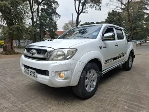 Toyota Hilux 2012 White