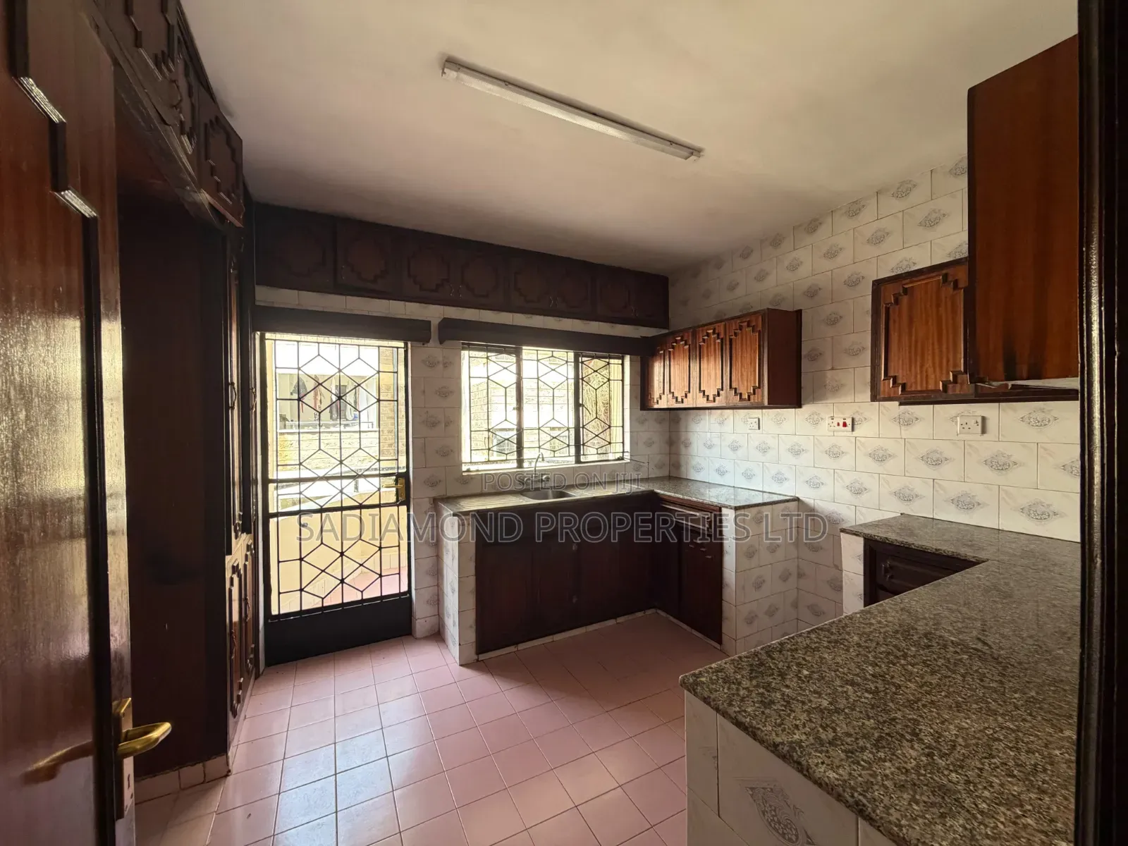 3bdrm Apartment in Raphta Road Area for rent