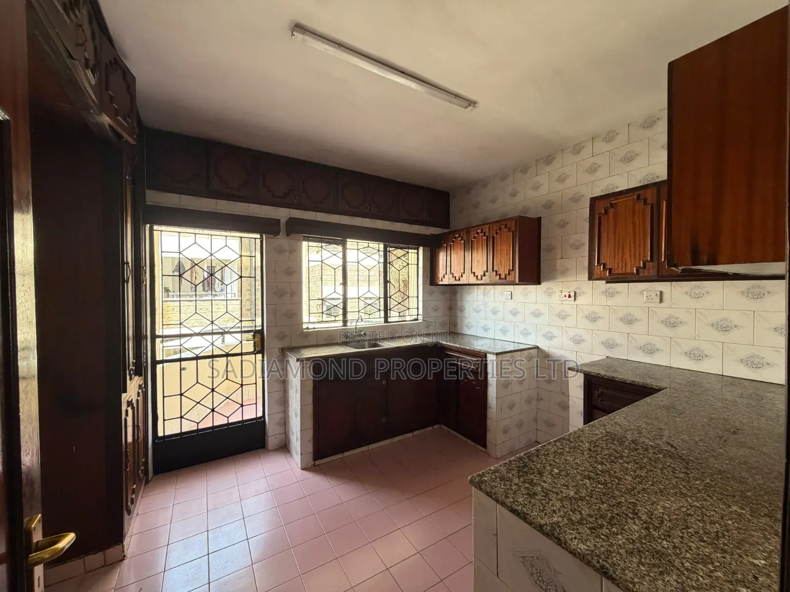 3bdrm Apartment in Raphta Road Area for rent