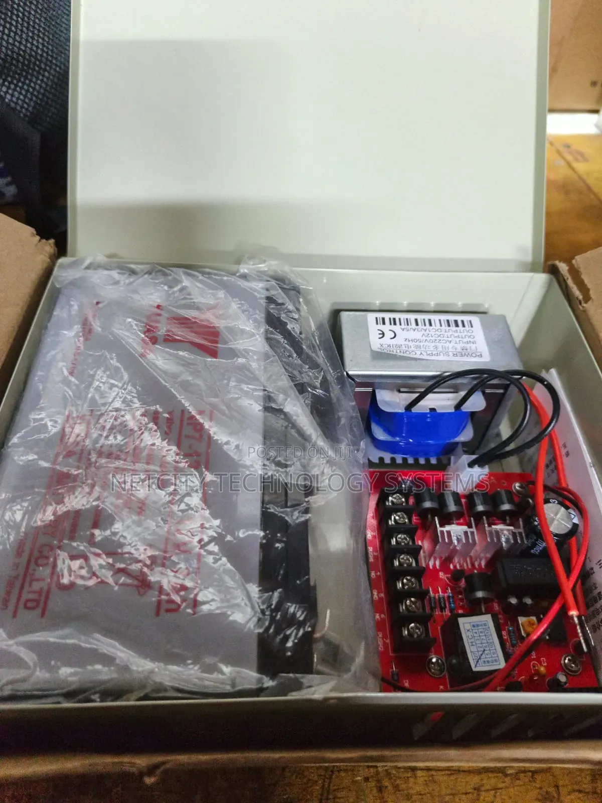 Power Supply With Battery