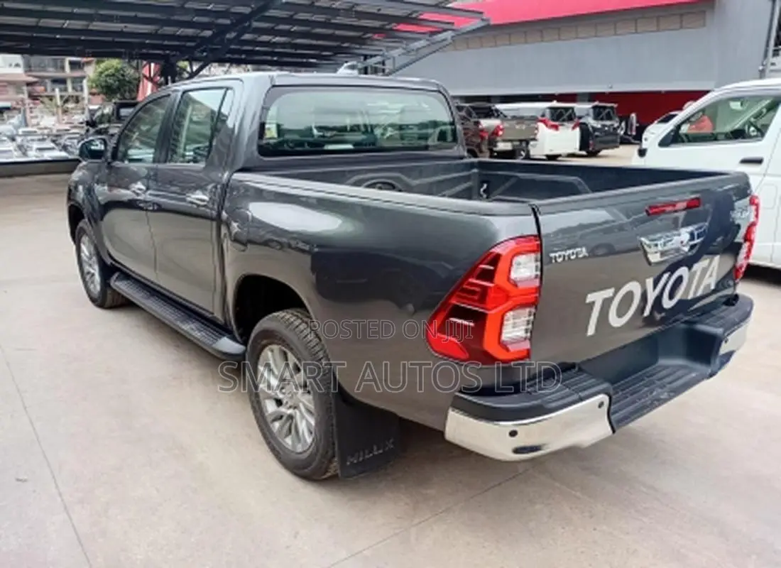 Toyota Hilux 2024 Gray