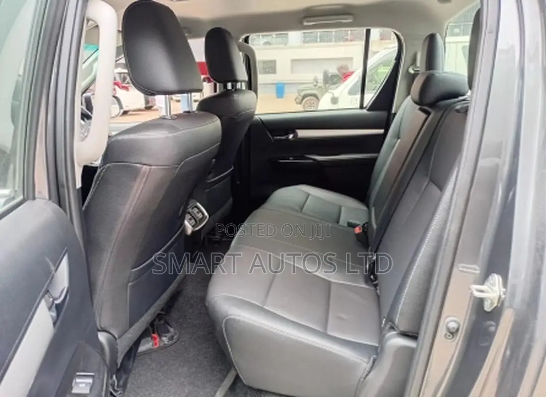 Toyota Hilux 2024 Gray