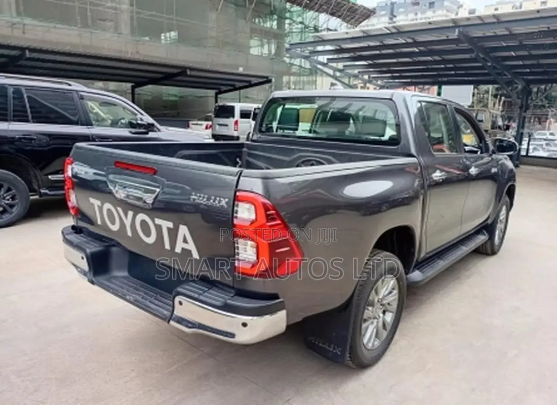 Toyota Hilux 2024 Gray