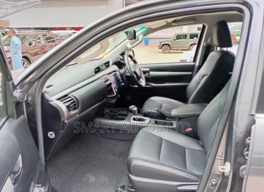 Toyota Hilux 2024 Gray