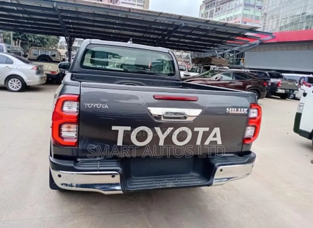 Toyota Hilux 2024 Gray