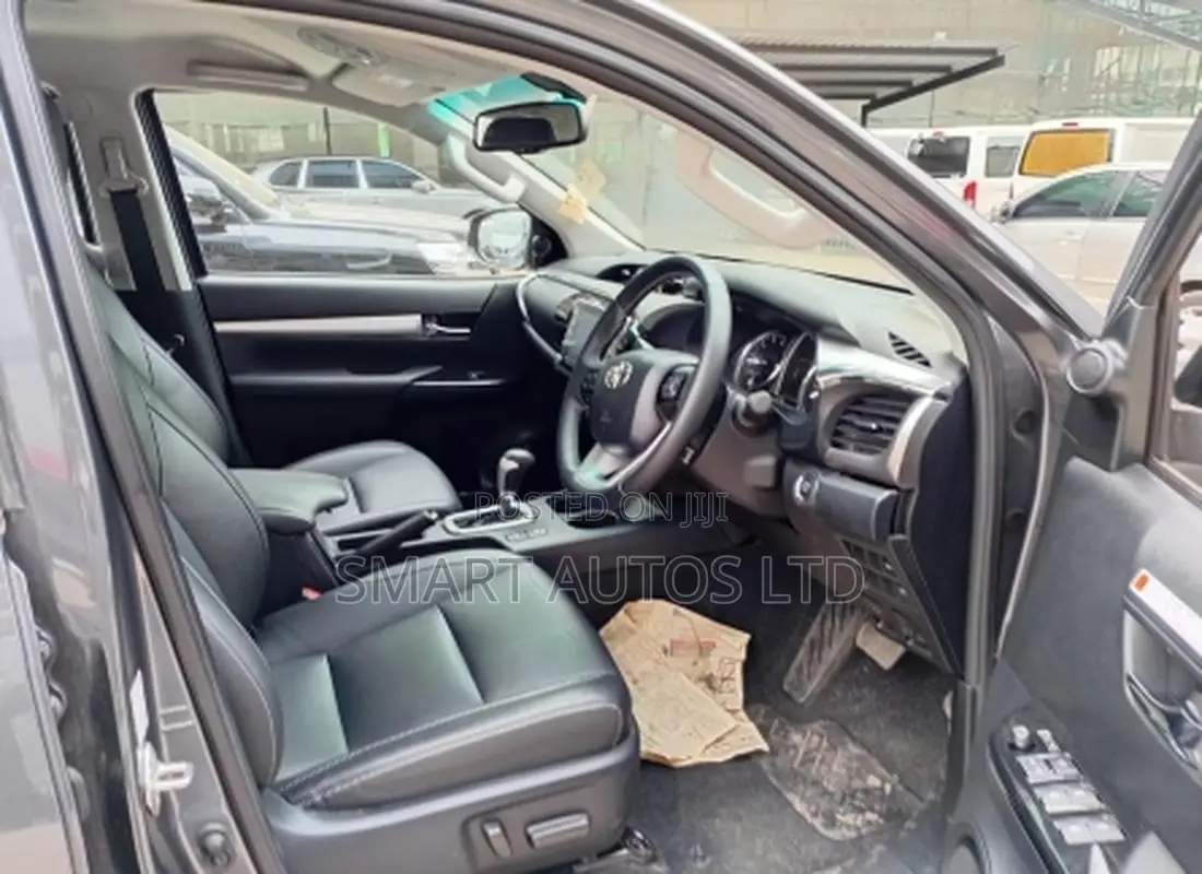 Toyota Hilux 2024 Gray