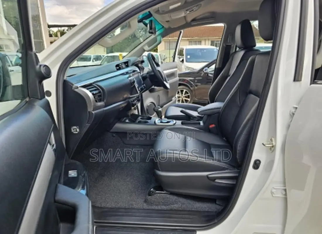 Toyota Hilux 2024 Off white