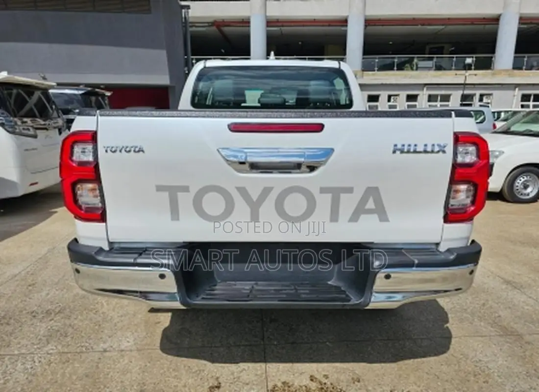 Toyota Hilux 2024 Off white