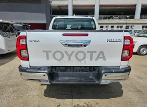 Toyota Hilux 2024 Off white