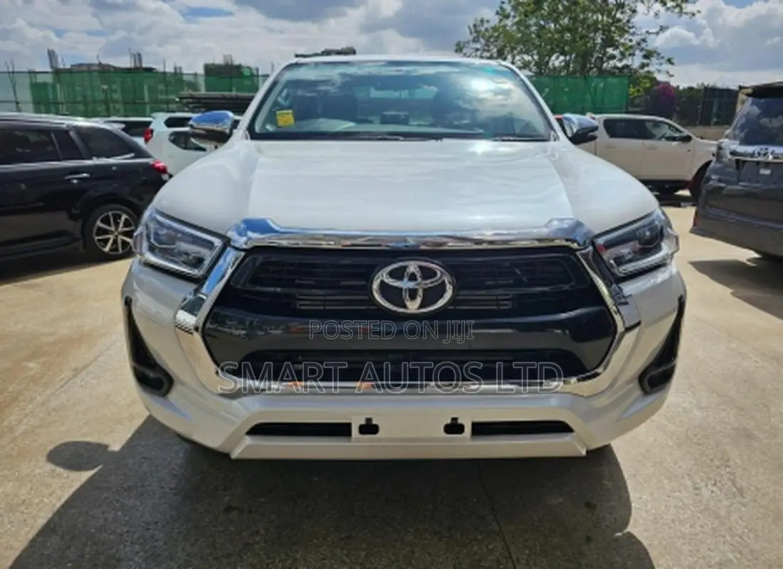 Toyota Hilux 2024 Off white