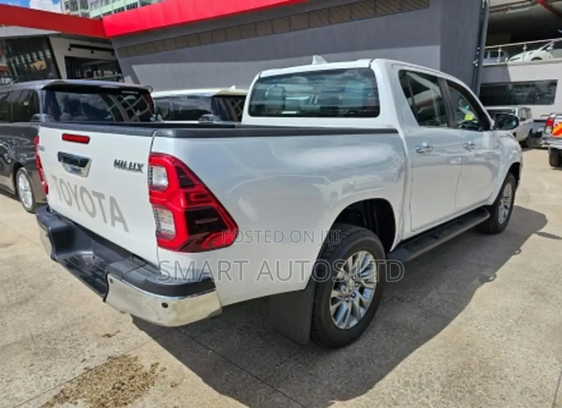 Toyota Hilux 2024 Off white