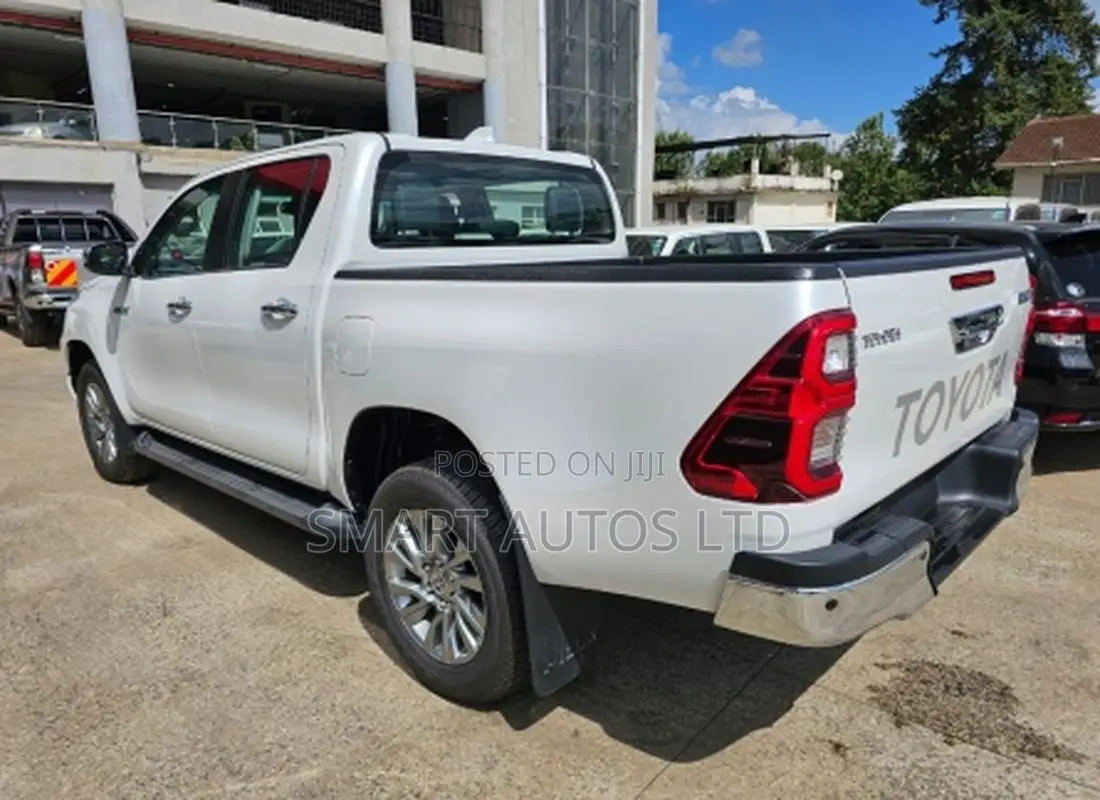Toyota Hilux 2024 Off white