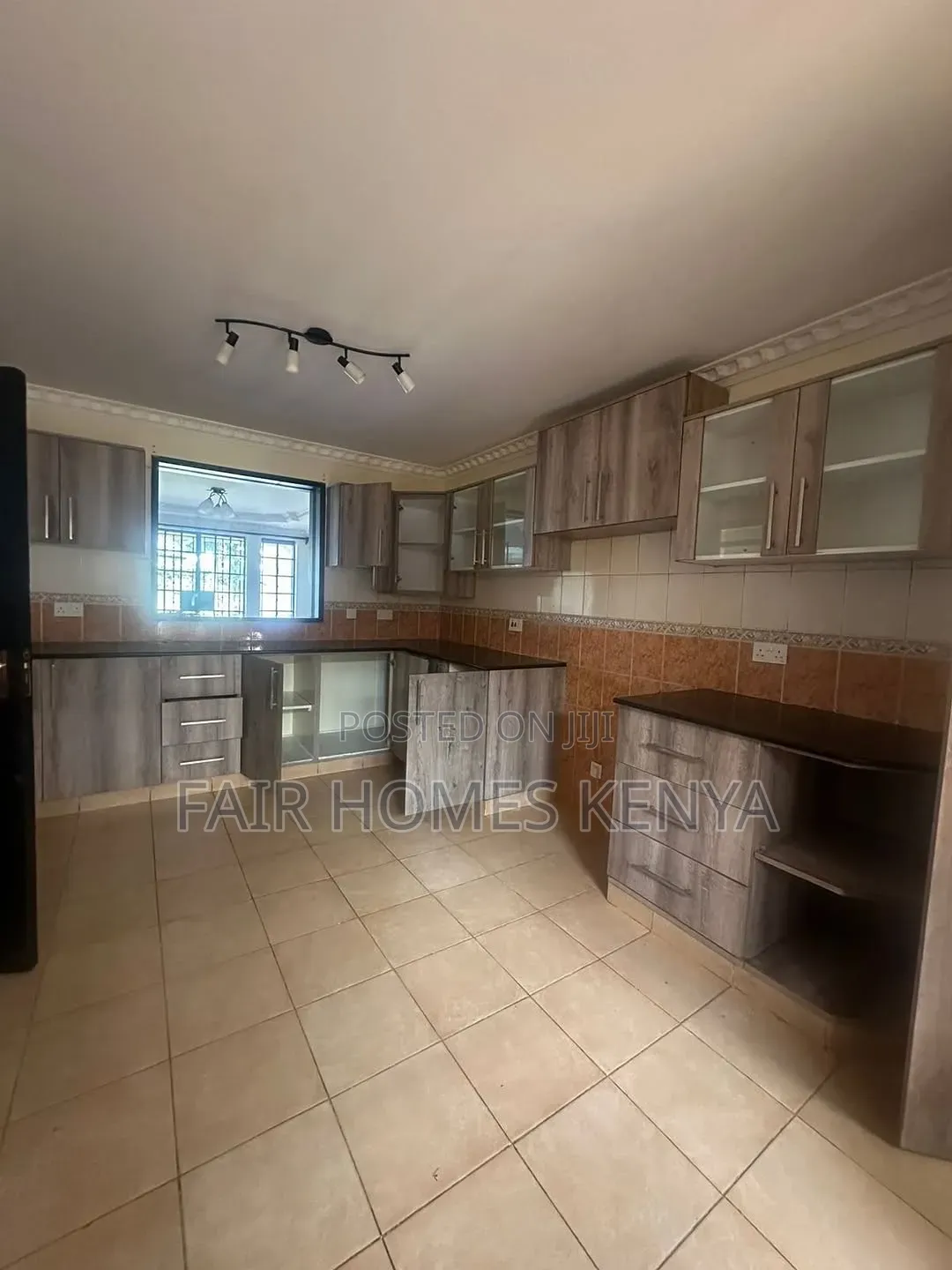 5bdrm Townhouse / Terrace in Convent Drive, Muthangari for rent