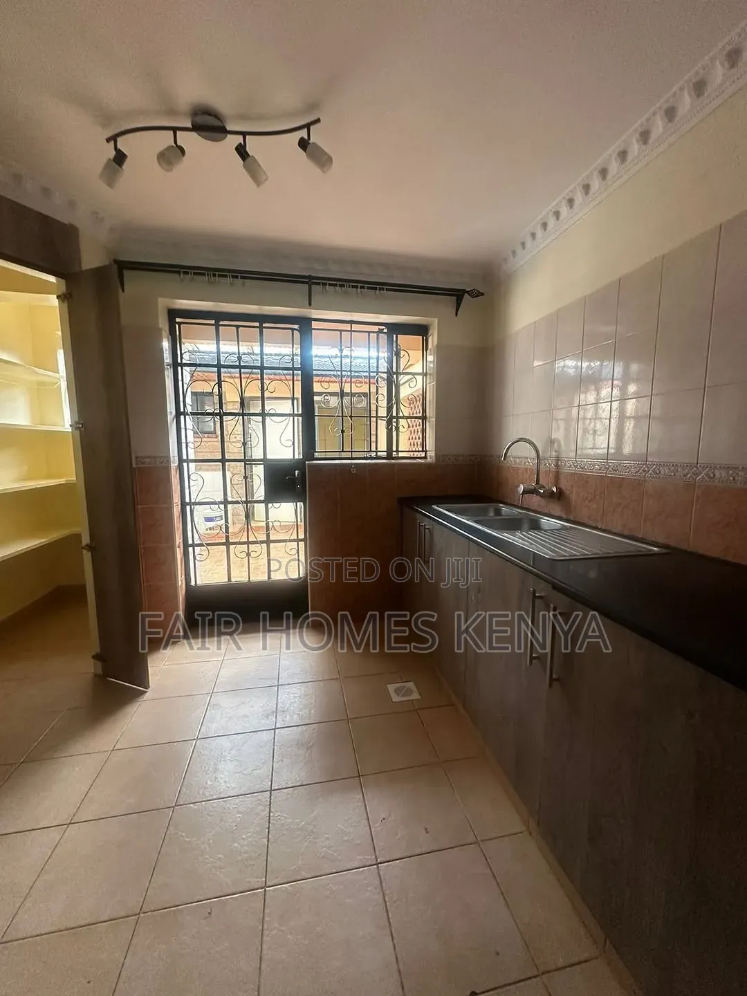 5bdrm Townhouse / Terrace in Convent Drive, Muthangari for rent