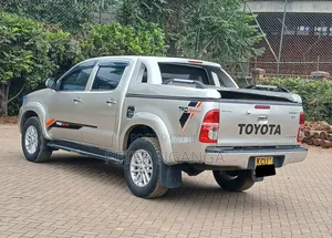 Toyota Hilux 2013 Gold