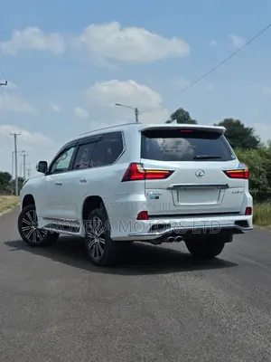 Lexus LX 570 AWD 2018 White