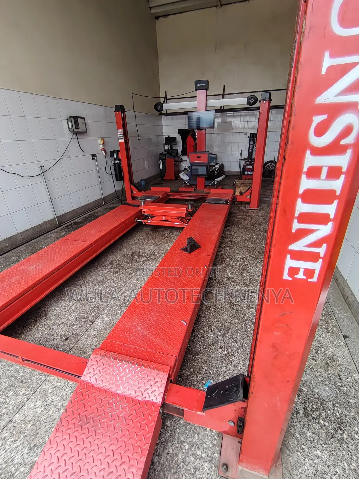 Low Maintenance and Smooth Lifting 4post Carlift and Alignment