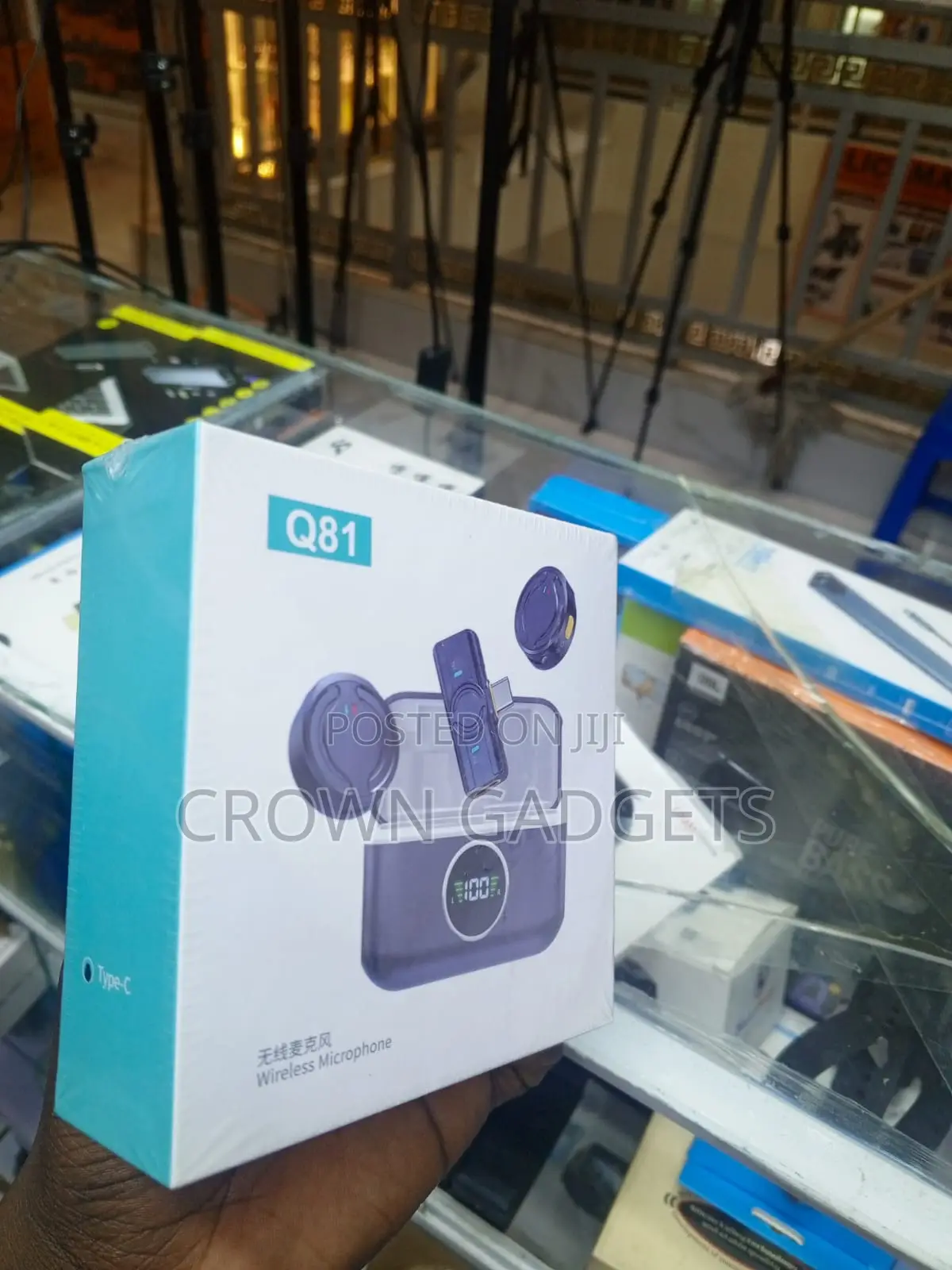 Q81 Portable Wireless Lavalier Mic With Digital Charging Case