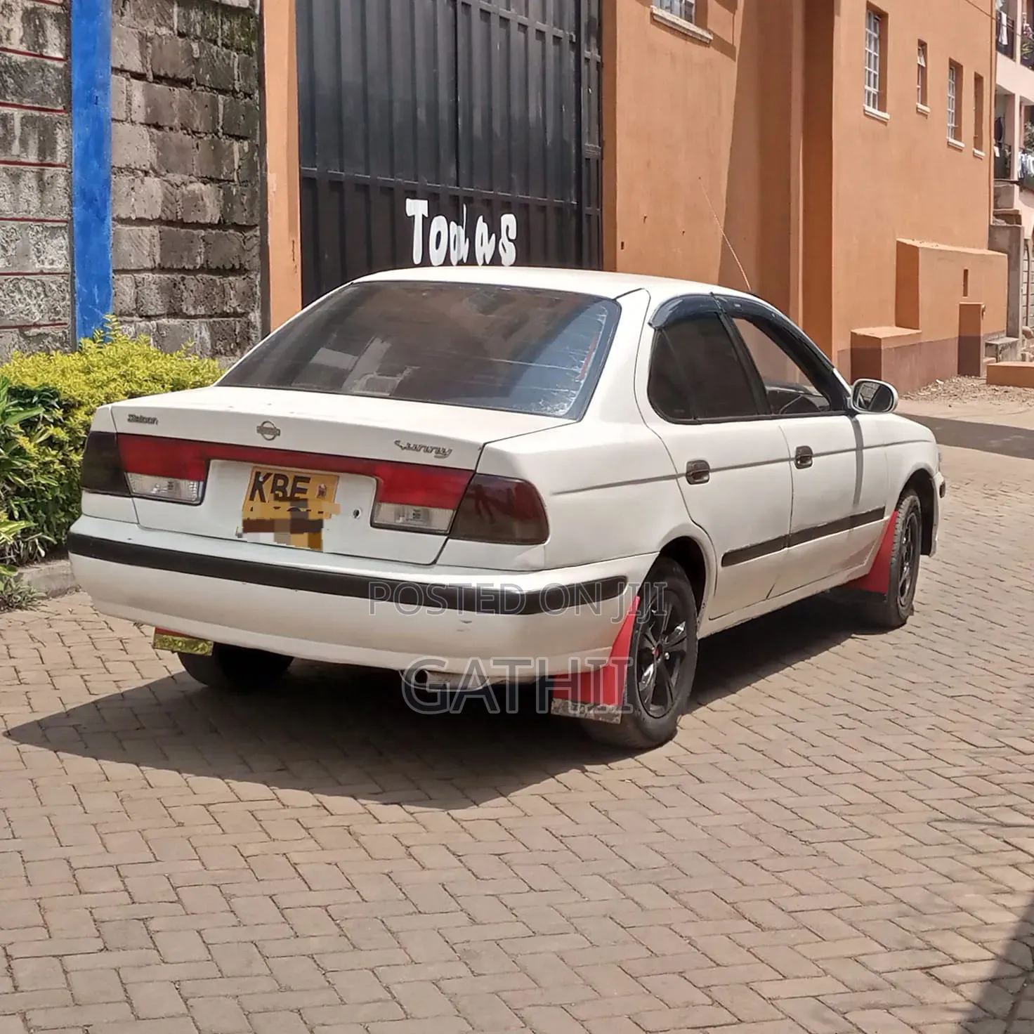 Nissan Sunny 2000 White