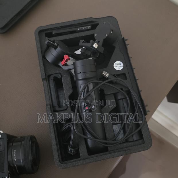 Sony ZV-E10 Mirrorless Camera + Gimbal Stabilizer - thumbnail 2