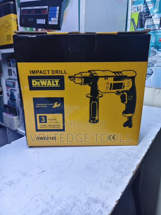 DeWalt 700W Impact Drill - thumbnail 2