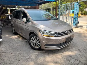 Volkswagen Touran 2018 Gold