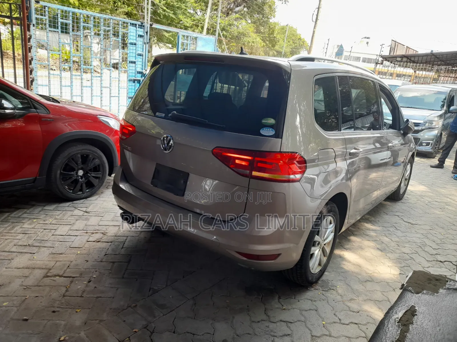 Volkswagen Touran 2018 Gold