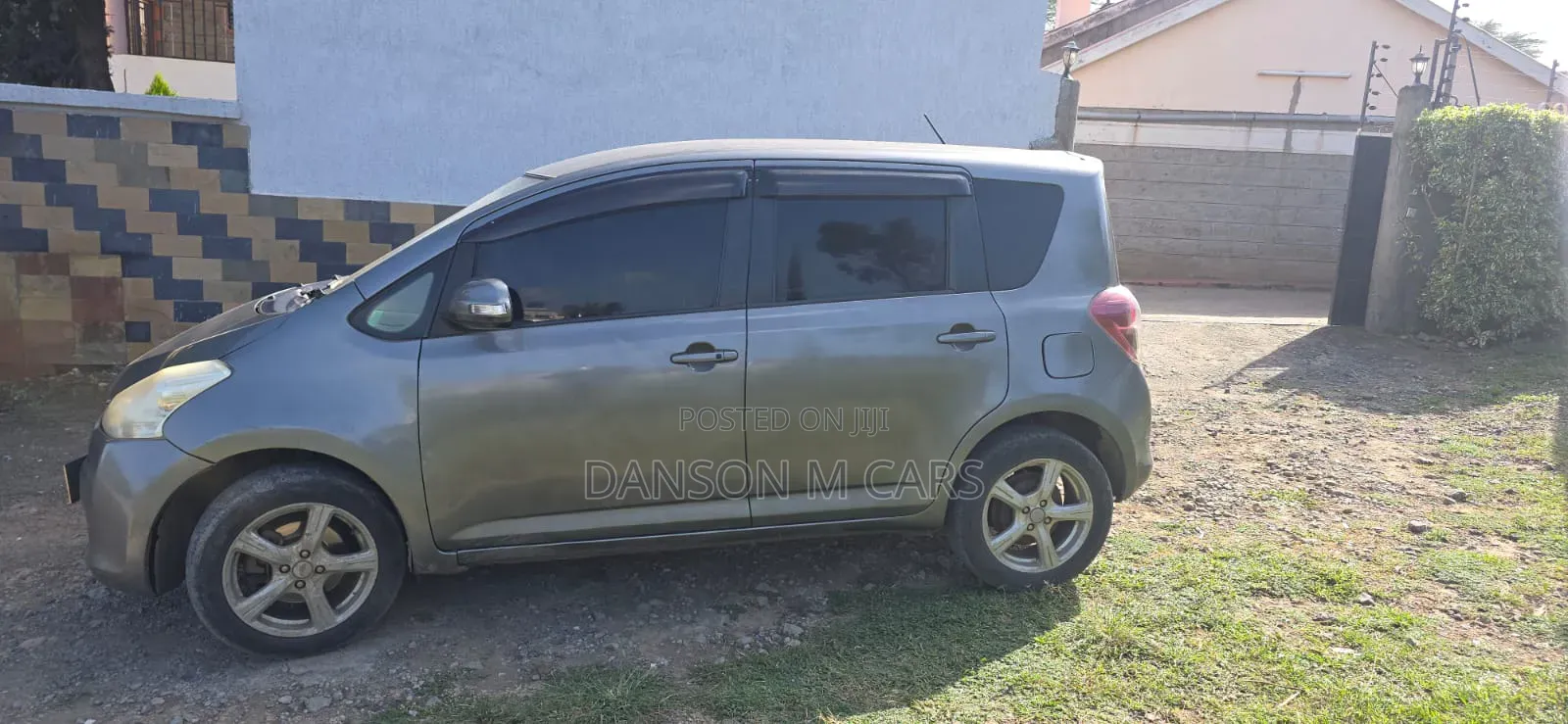 Toyota Ractis 2009 Gray