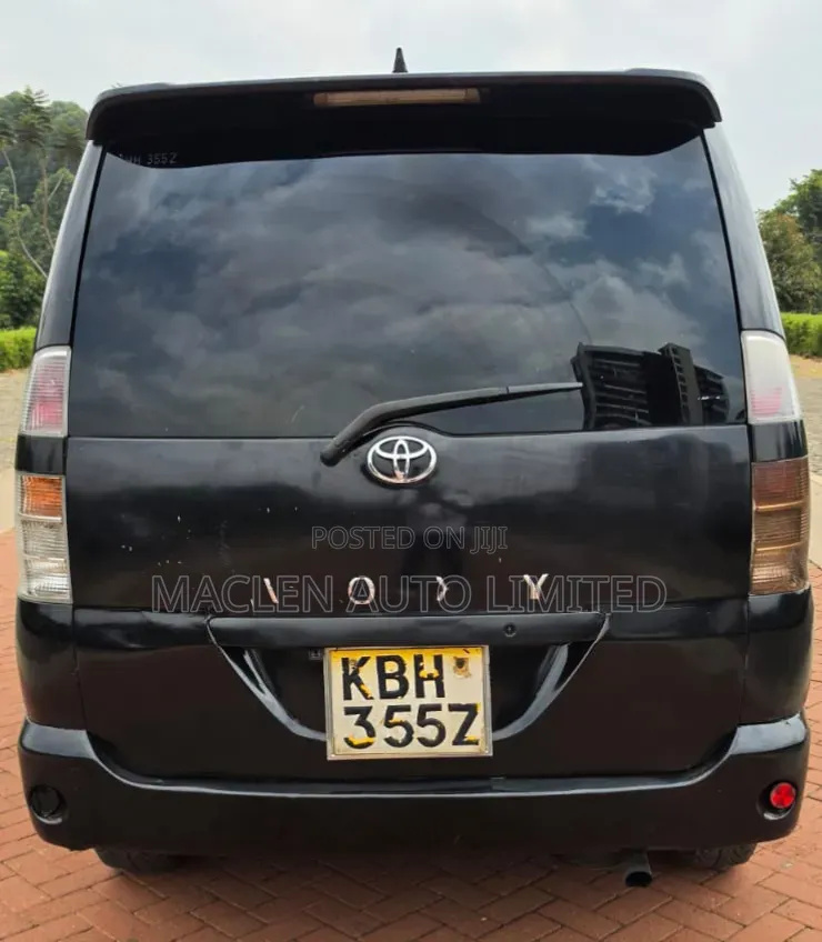Toyota Voxy 2004 Gray