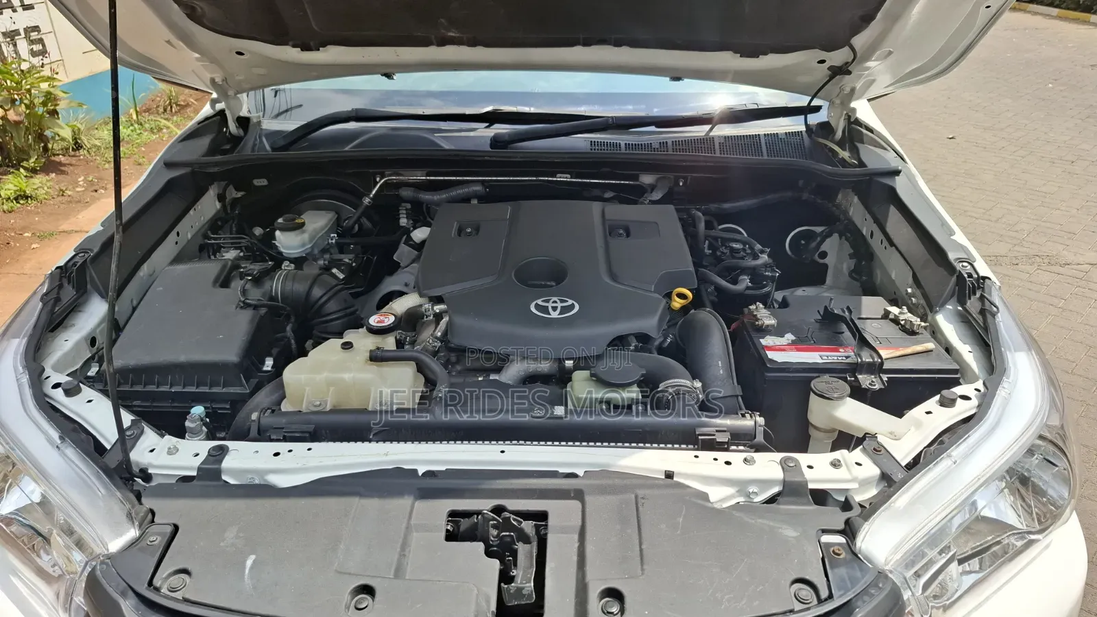 Toyota Hilux 2021 White